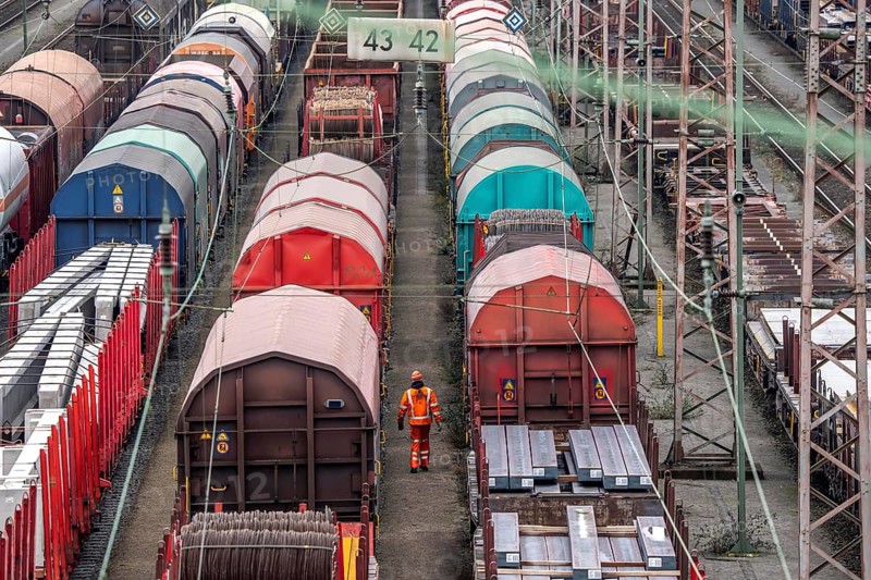 Shunters, check the assembled freight cars at the Hagen-Vorhalle marshalling yard, is one of the 9 largest in Germany, it is located on the Wuppertal-Dortmund railway line and has 40 directional tracks on which freight trains of all types are assembled, North Rhine-Westphalia, Germany