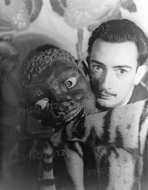 Salvador Dali wearing an African mask. Portrait from 28.11.1939. Salvador Dali is a Spanish artist and one of the main representatives of Surrealism. He was known for his eccentric behavior. His proximity to Spanish dictator Francisco Franco makes him a controversial figure despite his great artistic achievements. contemporary history, historical, Spain