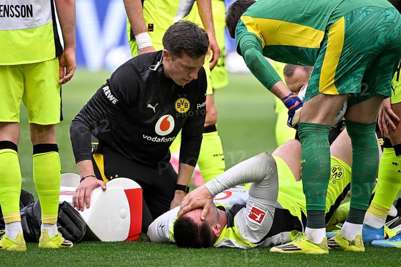 Niklas Süle Borussia Dortmund BVB (25) injured Injury on the ground Coach Goalkeeper Gregor Kobell Borussia Dortmund BVB (01) Bundesliga, PreZero Arena, Sinsheim, Baden-Württemberg, Germany