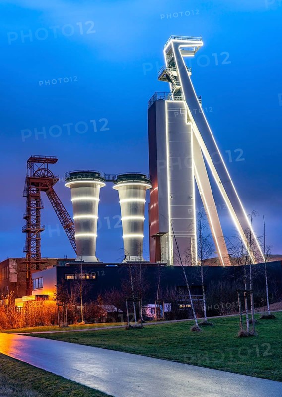 Shaft of the former Schlägel & Eisen coal mine, shaft 3/4/7, Herten, North Rhine-Westphalia, Germany, Shaft of the former Schlägel & Eisen coal mine, shaft 3/4/7, illumination, illumination of shaft 4, Herten, North Rhine-Westphalia, Germany