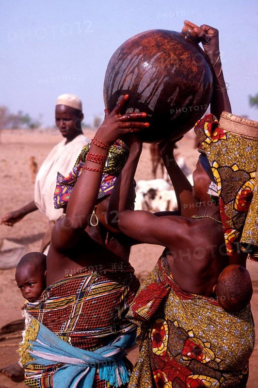 Life in the Sahel region of northern Nigeria, west Africa, early 1980s - women carrying water