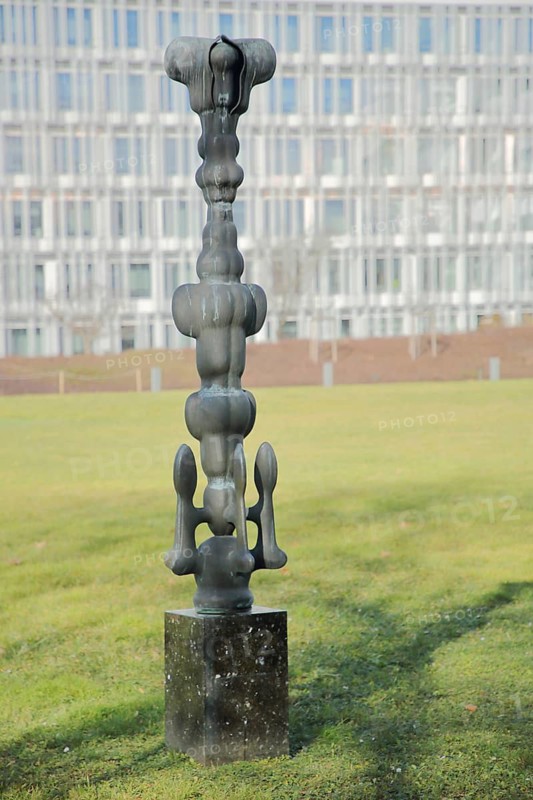 Sculpture Europe by Rudolf Kedl 1985, grey metal sculpture, modern art, abstract art, symmetrical stele, symmetrical, slender, curved, round, round, female, Council of Europe, Palace of Europe, Strasbourg, Bas-Rhin, Alsace, France