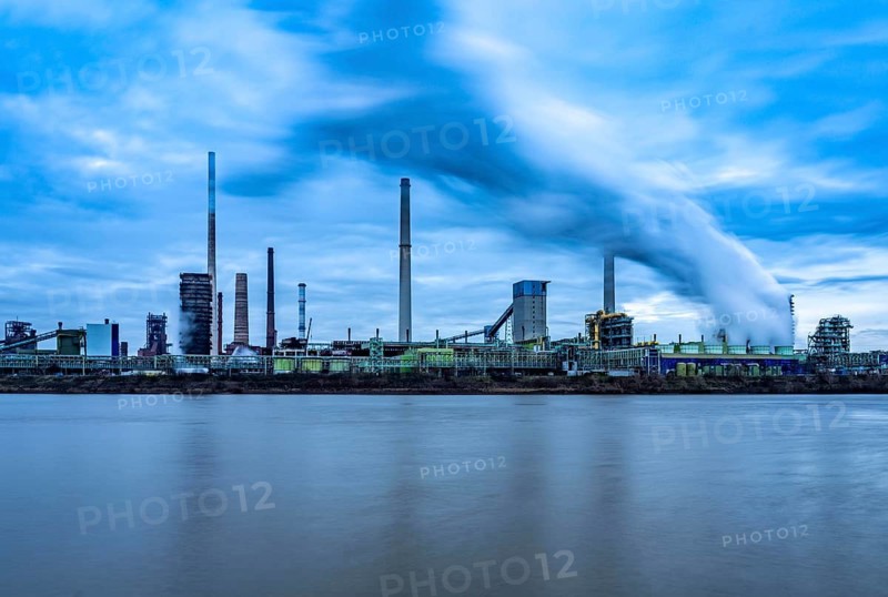 Rhine near Duisburg-Bruckhausen, industrial setting of the ThyssenKrupp steel plant, fire cloud of the Schwelgern coking plant, North Rhine-Westphalia, Germany