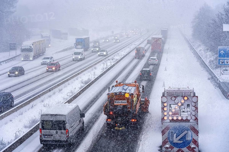 The onset of winter in North Rhine-Westphalia, heavy snowfall, A3 motorway near Hilden, near Ohligser Heide rest area, snow-covered roads, winter service at the motorway maintenance department with clearing vehicles, traffic is sometimes just stalling, North Rhine-Westphalia, Germany
