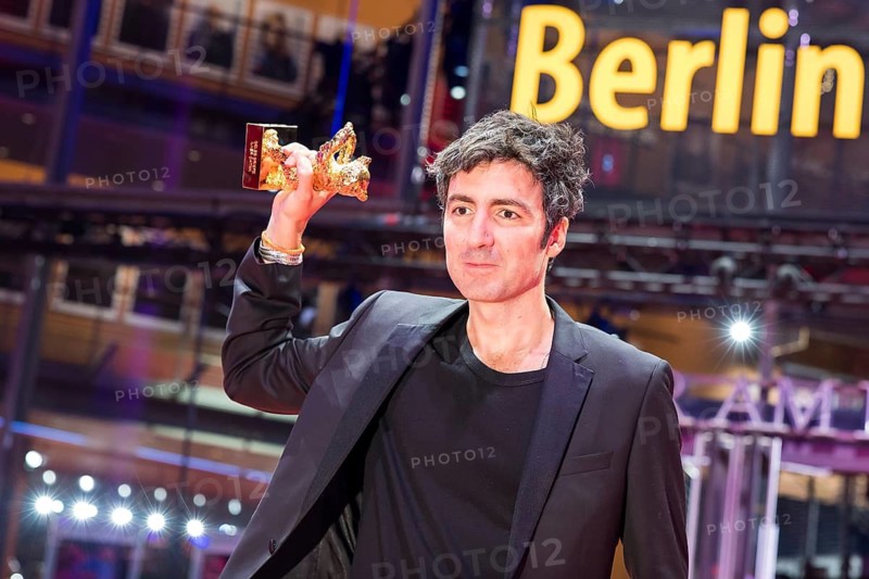 Ilker Çatak poses with the Golden Bear as director of the film Arctia flavia (Yellow Letters) for Best Film after the award ceremony at the closing gala of the Berlinale at the Theater am Potsdamer Platz in Berlin on 21.02.2026. The 76th Berlin International Film Festival will take place from 12 to 22 February 2026
