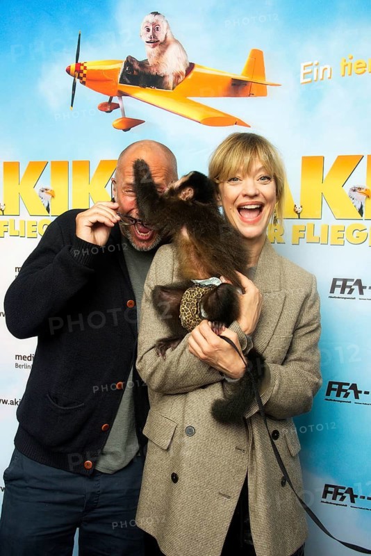 Benno Fürmann, Heike Makatsch, with the monkey, AKIKO DER FLIEGENDE AFFE (cinema release: 05.06.2025), Photo Call for the Berlin premiere at the Filmtheater am Friedrichshain, Berlin, 25.05.2025