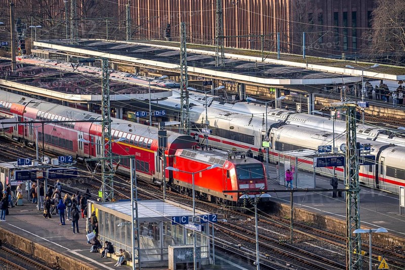 Cologne-Messe/Deutz station, 2nd largest train station in Cologne, transfer station between long-distance and local transport, exhibition station, 8 platform tracks, North Rhine-Westphalia, Germany