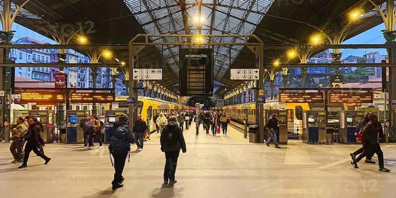 Porto Sao Bento railway station, early morning rush hour in regional traffic in the station concourse, Porto, Portugal