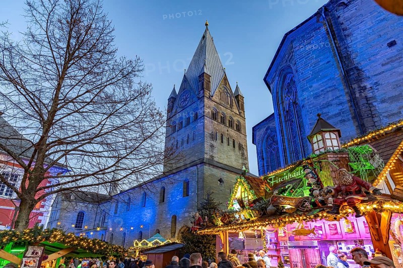 Christmas market and St. Patrokli Cathedral in Soest at dusk, North Rhine-Westphalia, Germany