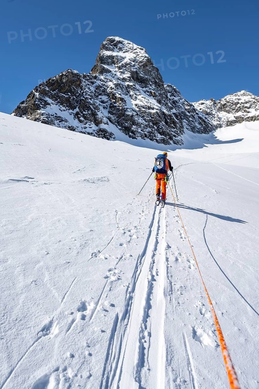 Ski tourer with rope, rope team on the Vadret da Porchabella glacier on the ascent to the summit of Piz Kesch, mountain landscape in winter, alpine tour, ski tour Bündner Haute Route, Albula Alps, Rhaetian Alps, Grisons, Eastern Switzerland, Switzerland