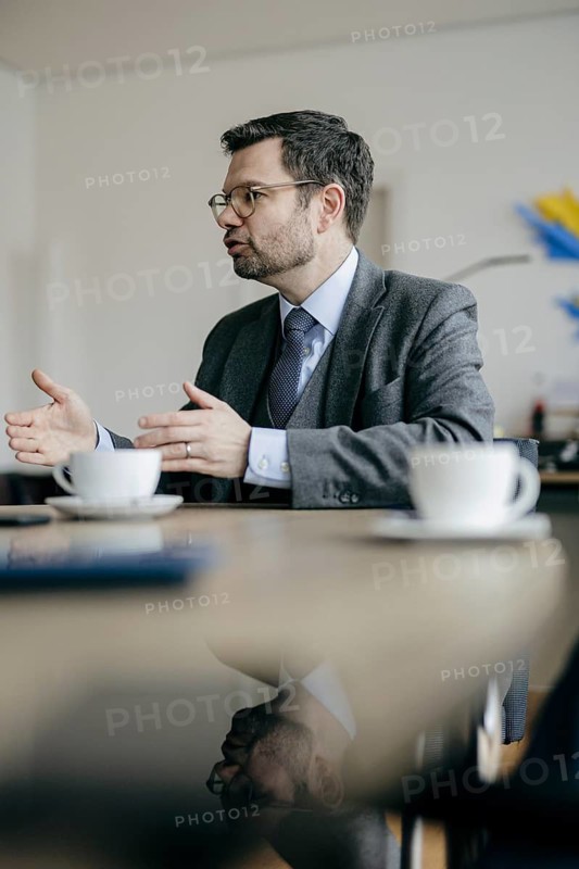 Marco Buschmann (FDP), Bundesminister der Justiz, aufgenommen im Rahmen eines Interview fue NBR in Berlin, 12.12.2023
