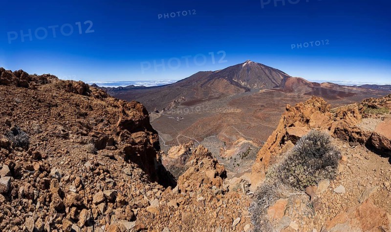 Mountain hiking, view from the summit of Montana Guajara to Mount Teide, Teide National Park, Tenerife, Canary Islands, Spain
