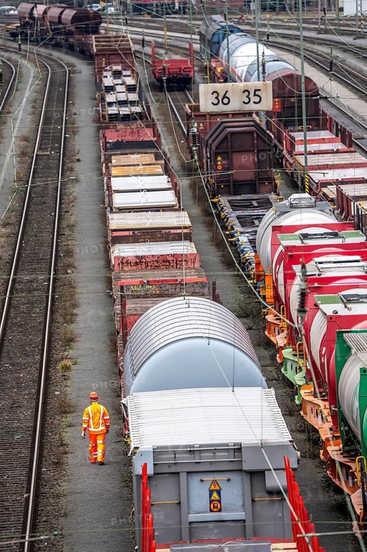 Shunters, check the assembled freight cars at the Hagen-Vorhalle marshalling yard, is one of the 9 largest in Germany, it is located on the Wuppertal-Dortmund railway line and has 40 directional tracks on which freight trains of all types are assembled, North Rhine-Westphalia, Germany