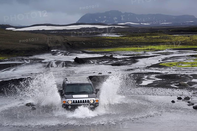 Iceland, Europe, Range Rover in Highlands, Highlands