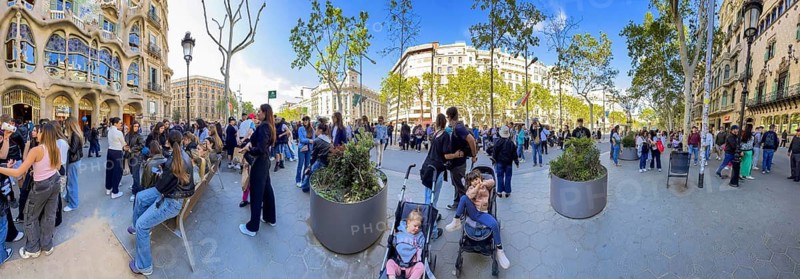 Many tourists at the Casa Batlló by Antoni Gaudi in Barcelona, Spain