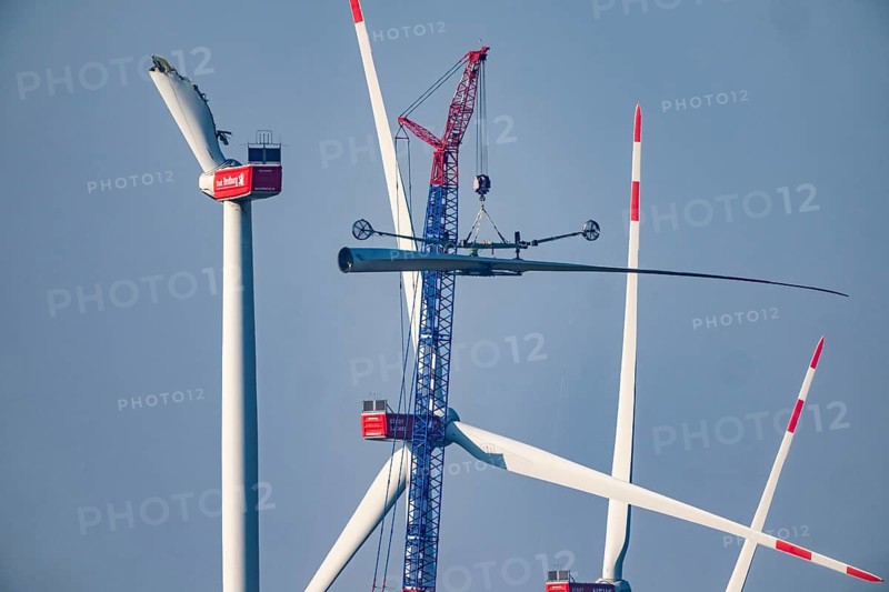Dismantling a defective wind turbine, dismantling the two intact wings with a large crane, bent blade, in the Bedburg A44n wind farm, in the Garzweiler open-cast mining area, on the A44 motorway, on recultivated lignite mining area, for unknown reasons is a rotor of a Nordex N149/5.7 wind turbine, with a hub height of 164 meters and a total height of 239 meters, an output of 5.7 MW and a rotor diameter of 149 m, bent, the wind turbine is part of a wind farm of a joint venture between the City of Bedburg and RWE Renewables Europe & Australia, North Rhine-Westphalia, Germany