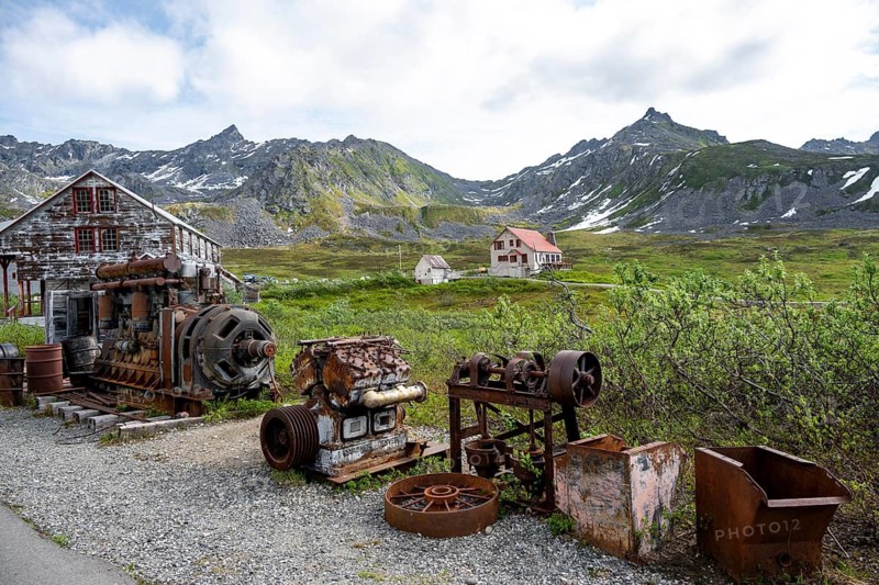 Building of the former Gold Mine Independence Mine in mountainous landscape, Independence Mine State Historical Park, Hatcher Pass, Talkeetna Mountains, Alaska, USA