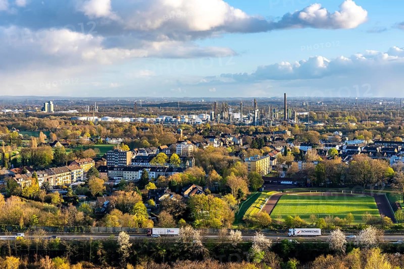 Ruhr Oel GmbH, BP Gelsenkirchen Refinery, in GE-Horst, production of products from mineral oil, Aral, gasoline, diesel, kerosene, view over the Beckhausen district, Gelsenkirchen, North Rhine-Westphalia, Germany