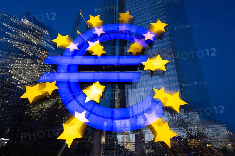 The euro sign in Frankfurt am Main glows in the evening, Frankfurt am Main, Hesse, Germany
