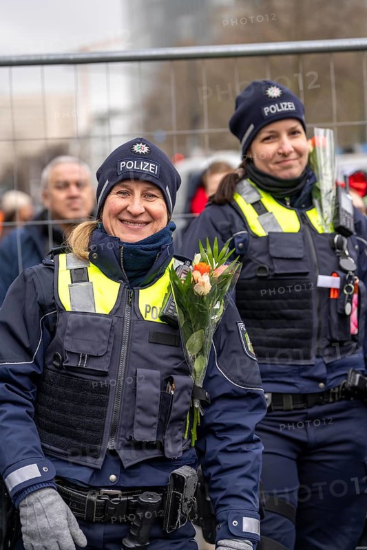 Rose Monday procession in Düsseldorf, emergency services, secure, accompany the move, policewoman with bouquets of flowers, Strüsschen, in some cases heavy rain, North Rhine-Westphalia, Germany