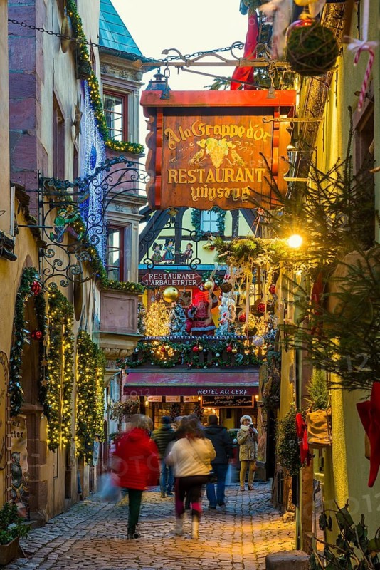 Christmassy decorated half-timbered houses, Christmas market, Riquewihr, Grand Est, Haut-Rhin, Alsace, France