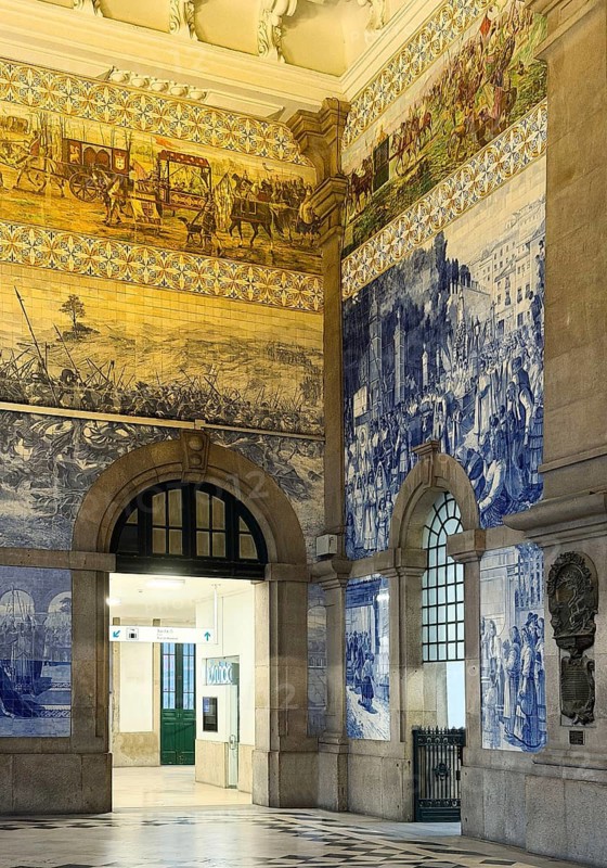 Porto Sao Bento railway station, entrance hall with azulejos designed by artist Jorge Colaço, old town, UNESCO World Heritage Site, Porto, Portugal