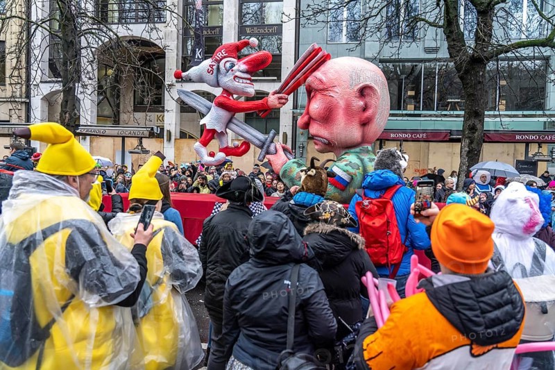 Rose Monday procession in Düsseldorf, theme car by wagon maker Jacques Tilly, Putin impales the symbolic figure of the carnival, Hoppeditz, the satire clown who fights back with the fool's joke, on the subject of court action against Tilly in Russia for his theme cars against Putin and the Ukraine war, North Rhine-Westphalia, Germany