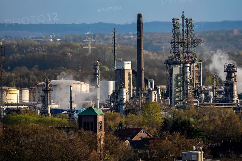 Ruhr Oel GmbH, BP Gelsenkirchen Refinery, in GE-Horst, production of products from mineral oil, aral, gasoline, diesel, kerosene, large tank farm, Gelsenkirchen, North Rhine-Westphalia, Germany