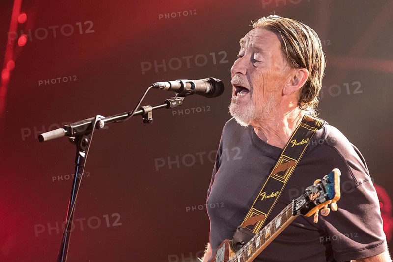 Chris Rea, singer and guitarist Christopher Anton Chris Rea live on Road Songs for Lovers tour at Berlin's Tempodrom on 30.10.2017