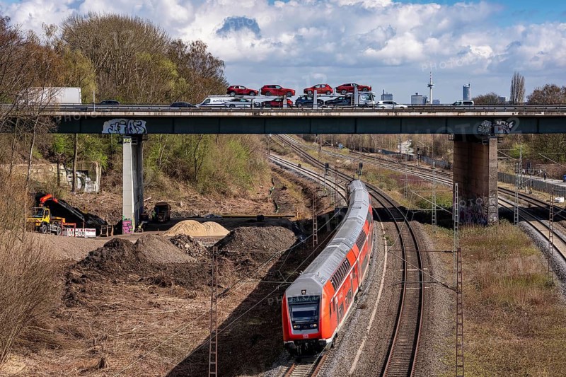 The Hardenberg bridge, A40 motorway in Mülheim an der Ruhr, dilapidated motorway bridge, must be renewed, runs over the most important rail connection between the Rhineland and the Ruhr area, first half is to be demolished and renewed, then the second, traffic between Duisburg and Essen then runs in one lane across the other bridge, with sometimes severe obstructions to rail and car traffic, preparatory work here, North Rhine-Westphalia, Germany