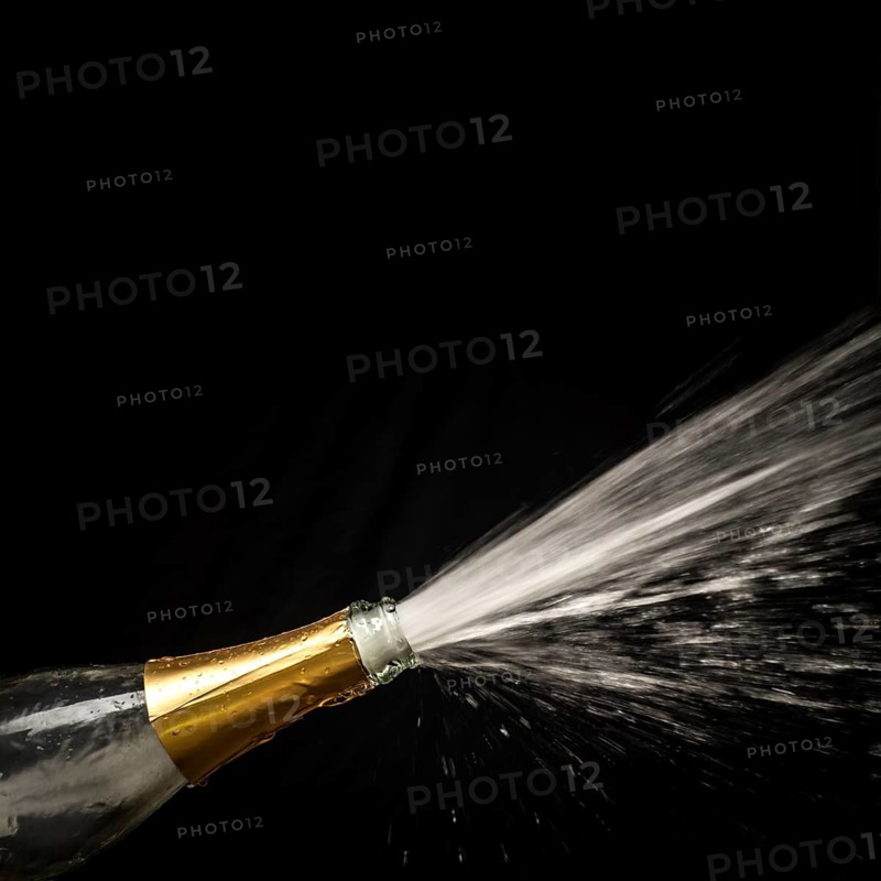 A champagne bottle is opened, sparkling wine, champagne cork flies out, champagne, celebration, New Year's Eve, birthday, wedding, studio, Baden-Württemberg, Federal Republic of Germany