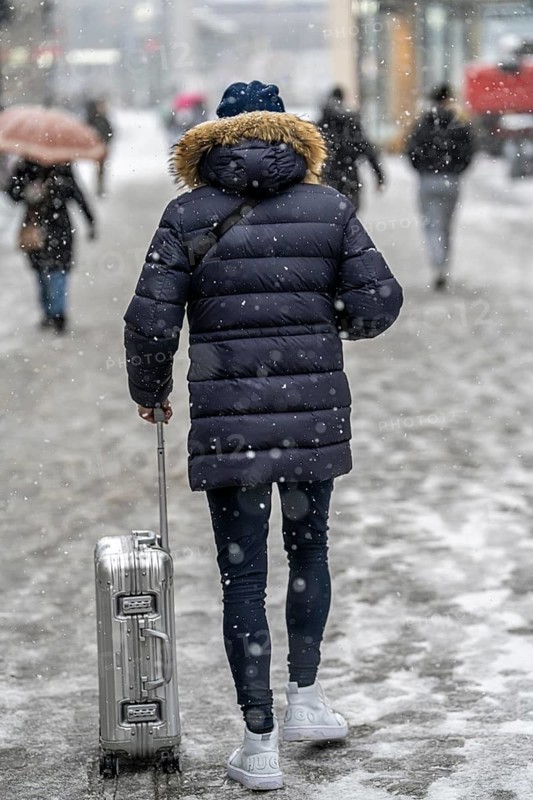 Winter weather, heavy snowfall, city centre traffic, passers-by in the snow, Essen, North Rhine-Westphalia, Germany