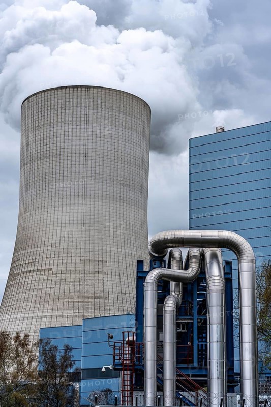 The UNIPER Datteln 4 coal-fired power plant, power plant block and cooling tower, cogeneration, generation of electricity and district heating, district heating lines, transport district heating via a district heating line to Recklinghausen, over 100, 000 households in Datteln and Recklinghausen are thus supplied with district heating, the power plant is one of the 10 largest cogeneration plants in Germany