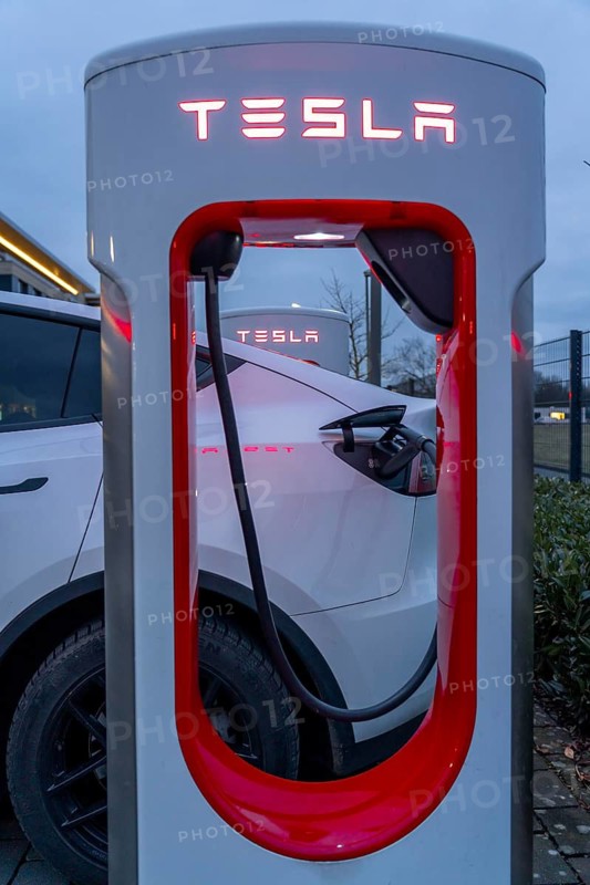 Tesla Supercharger Station, fast charging stations from Tesla, Paderborn, North Rhine-Westphalia, Germany