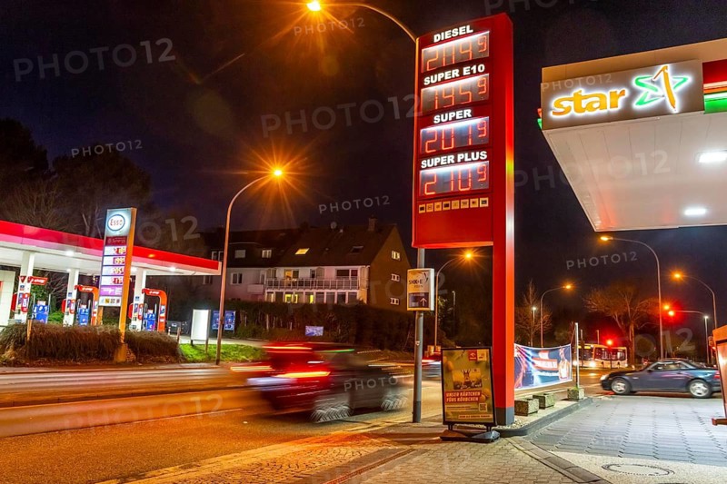 Gas station, high fuel prices due to the war in the Middle East, display board, Esso and Star gas station, Zeunerstraße, B224, in Essen, North Rhine-Westphalia, Germany