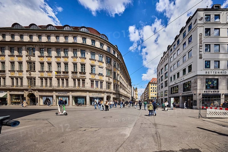 Pedestrian zone, general architecture, commercial buildings, shops, shopping, retail, fashion store Mango, bed shop Bettenrid, roads, pedestrians and e-scooter drivers as a secondary theme, blue sky, cumulus clouds, intersection of Theatinerstraße, Maffeistraße and Schrammerstraße, Munich, state capital, district-free city, Bavaria, Germany