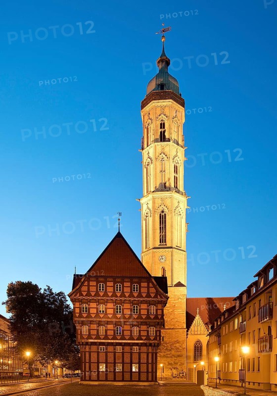 Old scales, detailed reconstruction with the illuminated St Andrew's Church in the evening, Neustadt, Braunschweig, Lower Saxony, Germany