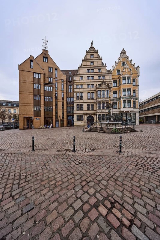 Leibnizhaus, historic residential building, Renaissance style, Oskar Winter fountain, bollards, diffuse light, cloudy, streets, intersection between Holzmarkt, Schlossstraße and Pferdemarkt, Hanover, state capital, Hanover region, Lower Saxony, Germany