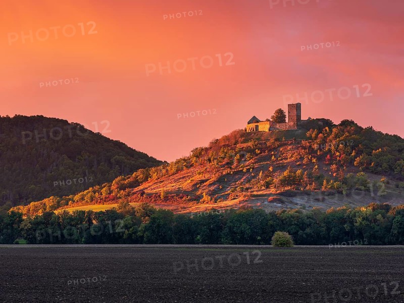 The ruins of Gleichen Castle on a hill in the last evening light, dramatic sunset, castle of the castle ensemble Drei Gleichen, Thuringian Burgenland, Mühlberg, Thuringia, Germany
