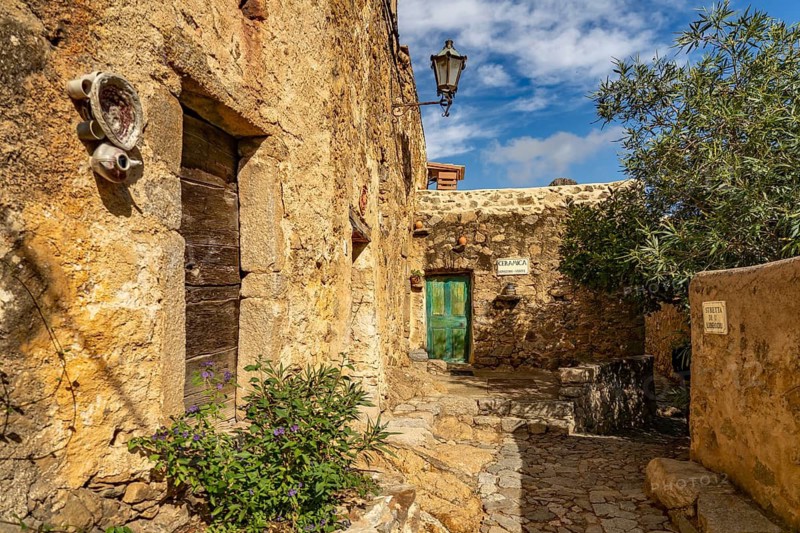 Narrow alleys in the artists' village Pigna, Balagne, Corsica, France