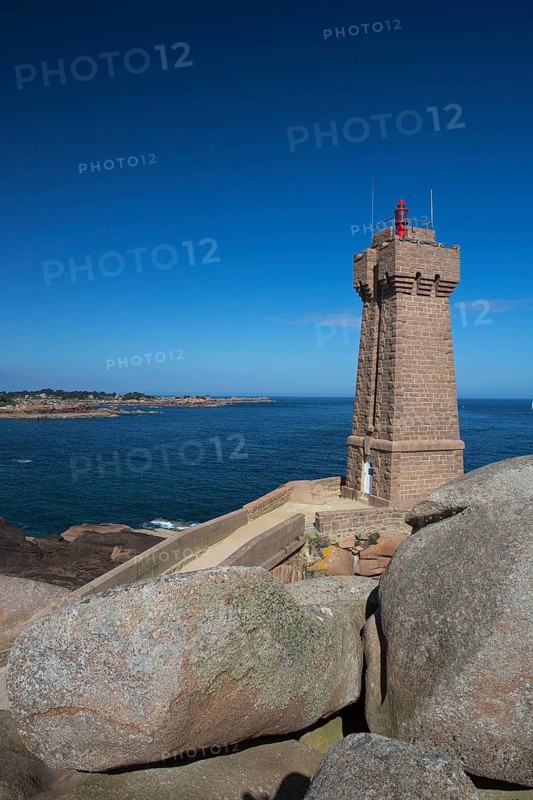 Lighthouse Mean Ruz at Ploumanac'h, Côtes d'Armor in the first morning light