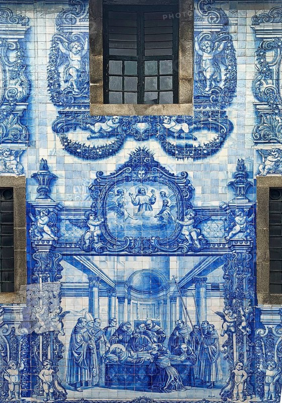 Capela das Almas de Santa Catarina, exterior façade with azulejo tiles depicting the death of Saint Francis of Assis, Porto, Portugal