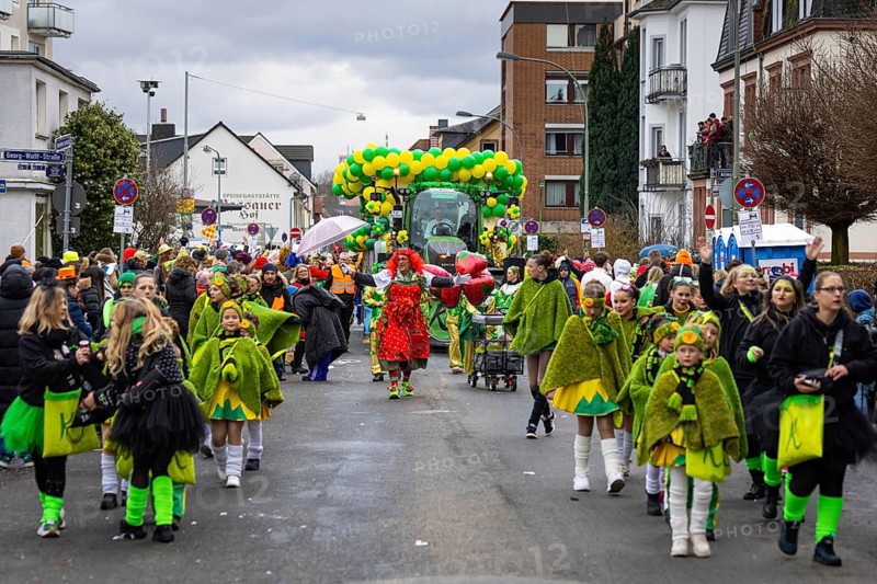 The Klaa Paris carnival parade passes through the streets of Frankfurt's Heddernheim, Heddernheim, Frankfurt am Main, Hesse, Germany