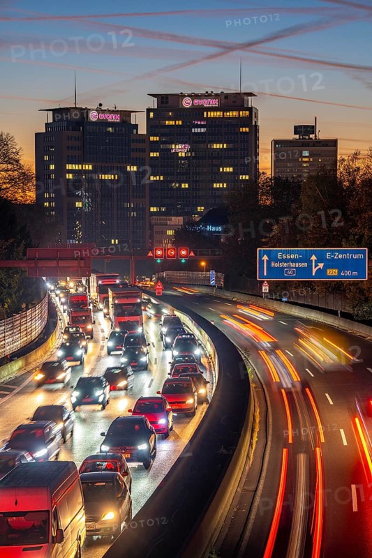 Evening traffic, partly with traffic jams, slow-moving traffic on the A40 motorway, Essen skyline, Evonik Group headquarters, Essen, North Rhine-Westphalia, Germany