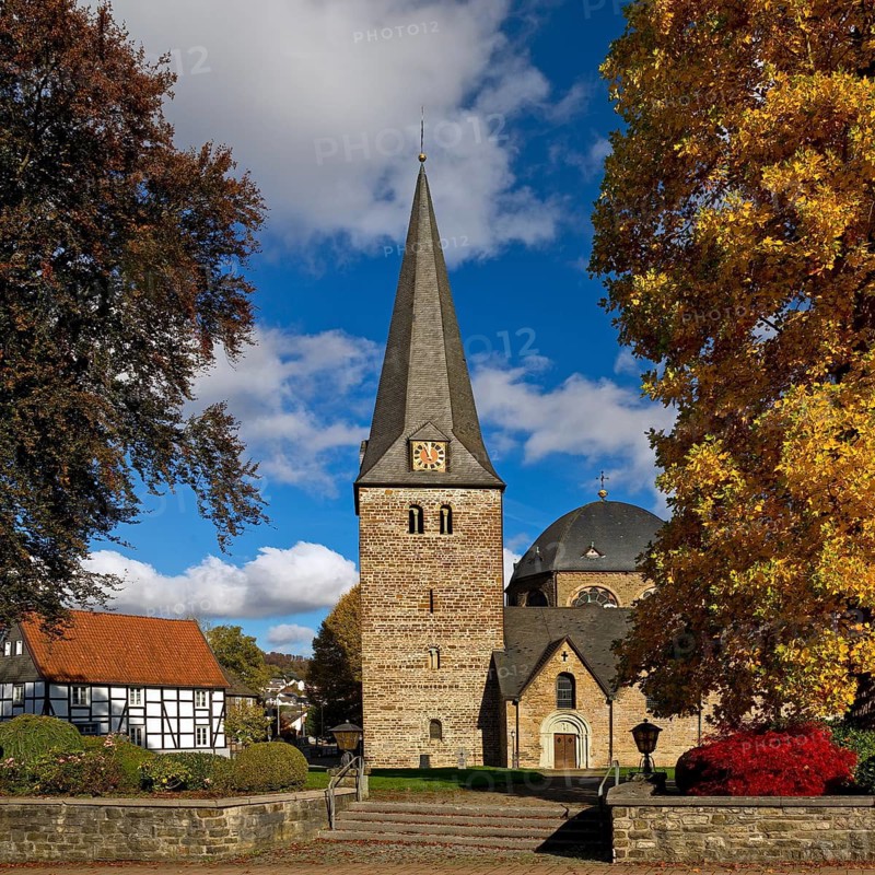 Pfarrkirche Sankt Blasius im Herbst, Balve, Sauerland, North Rhine-Westphalia, Germany