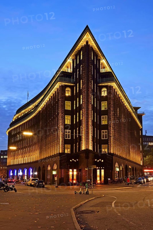 Europe, Germany, Hamburg, City, Kontorhausviertel, Chilehaus, clinker brick facade, built 1922 to 1924 by Fritz Höger, World Heritage Site, night, gable end, Hamburg, Hamburg, Federal Republic of Germany
