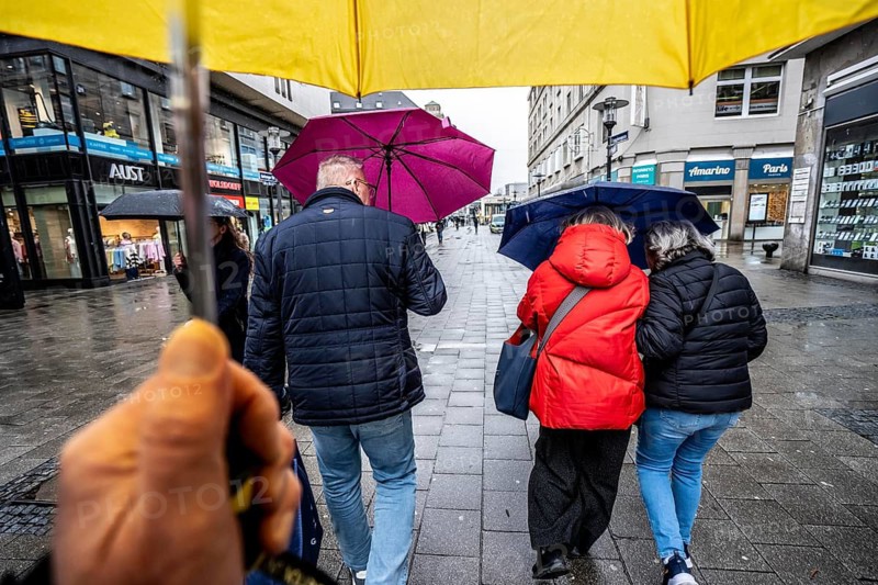 Passers-by in a pedestrian zone, Kettwiger Straße, rainy weather, with umbrella, city center, Essen, North Rhine-Westphalia, Germany