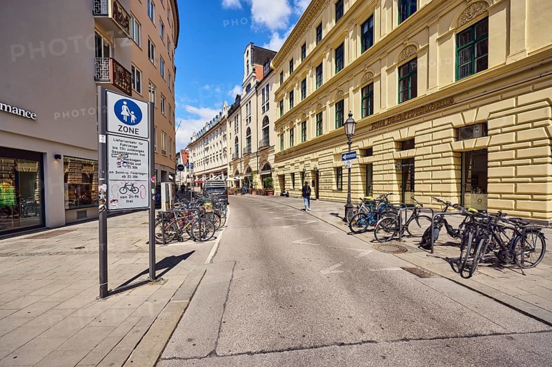 Residential and commercial building, general architecture, historic commercial building, tavern Altes Hackerbräuhaus, Altes Hackerhaus, Hackerhaus, lantern, traffic sign pedestrian zone, sidewalk, street, bicycles, blue sky, cumulus clouds, Hackenstraße, Munich, state capital, district-free city, Bavaria, Germany