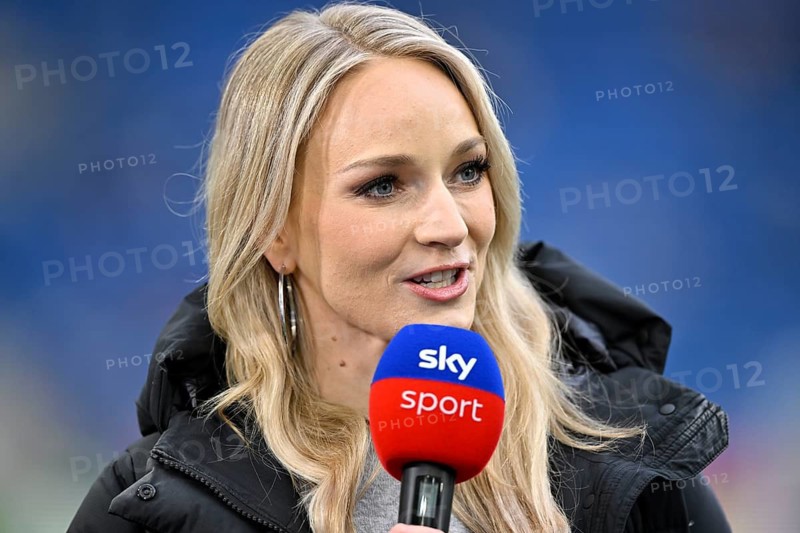 SKY presenter reporter Katharina Kleinfeldt, portrait in an interview microphone micro logo smiles, soccer, Bundesliga, PreZero Arena, Sinsheim, Baden-Württemberg, Germany