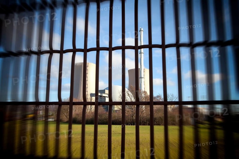 Security fence, Grohnde Nuclear Power Plant, Emmerthal, Hameln, Lower Saxony, Germany, Europe, Sicherheitszaun, Kernkraftwerk Grohnde, Emmerthal, Hameln, Niedersachsen, Deutschland, Europa